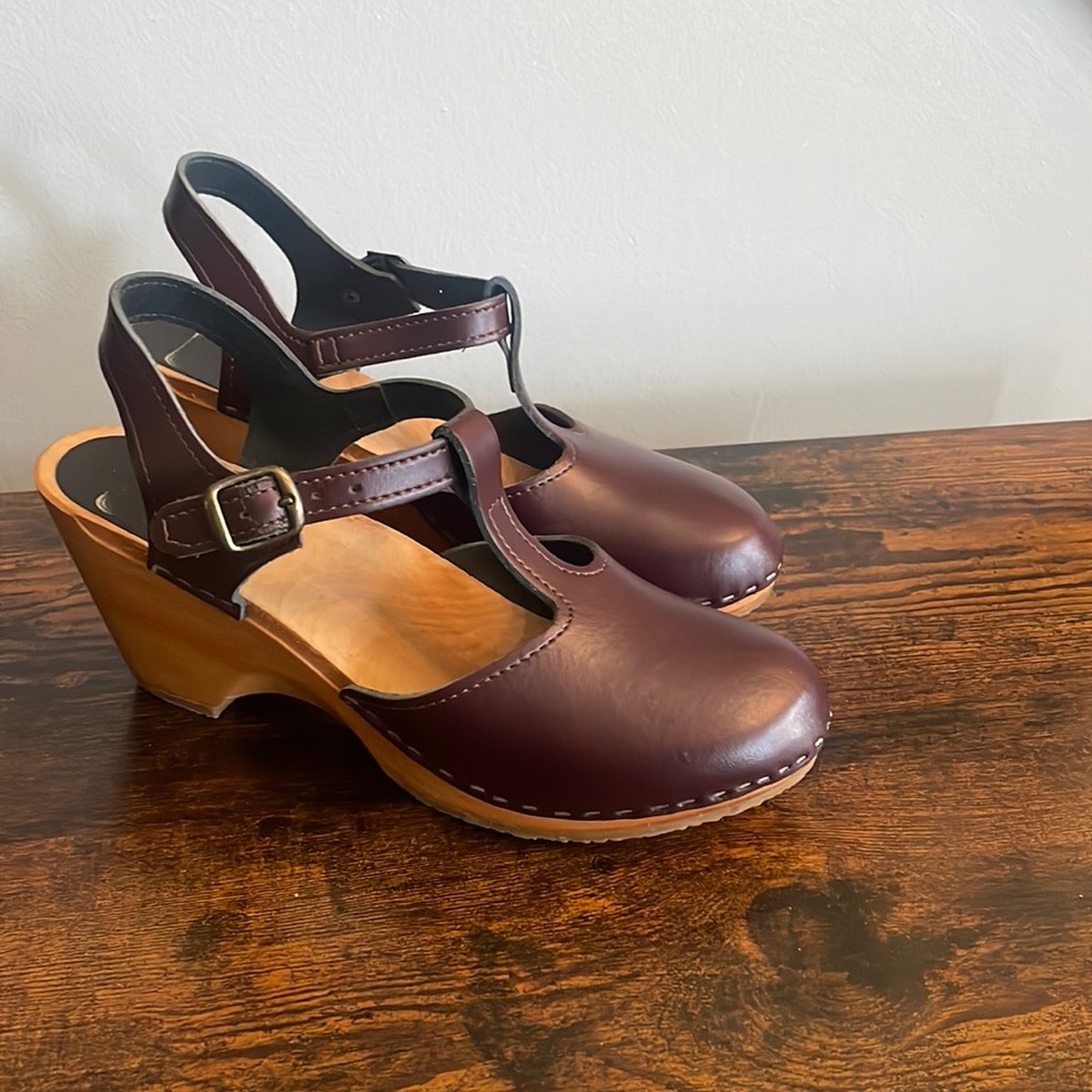 Leather upper. Adjustable strap. Rubber soles. Color: Burgundy.